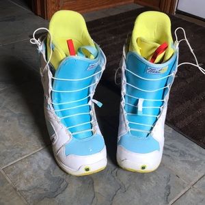 Snowboarding boots